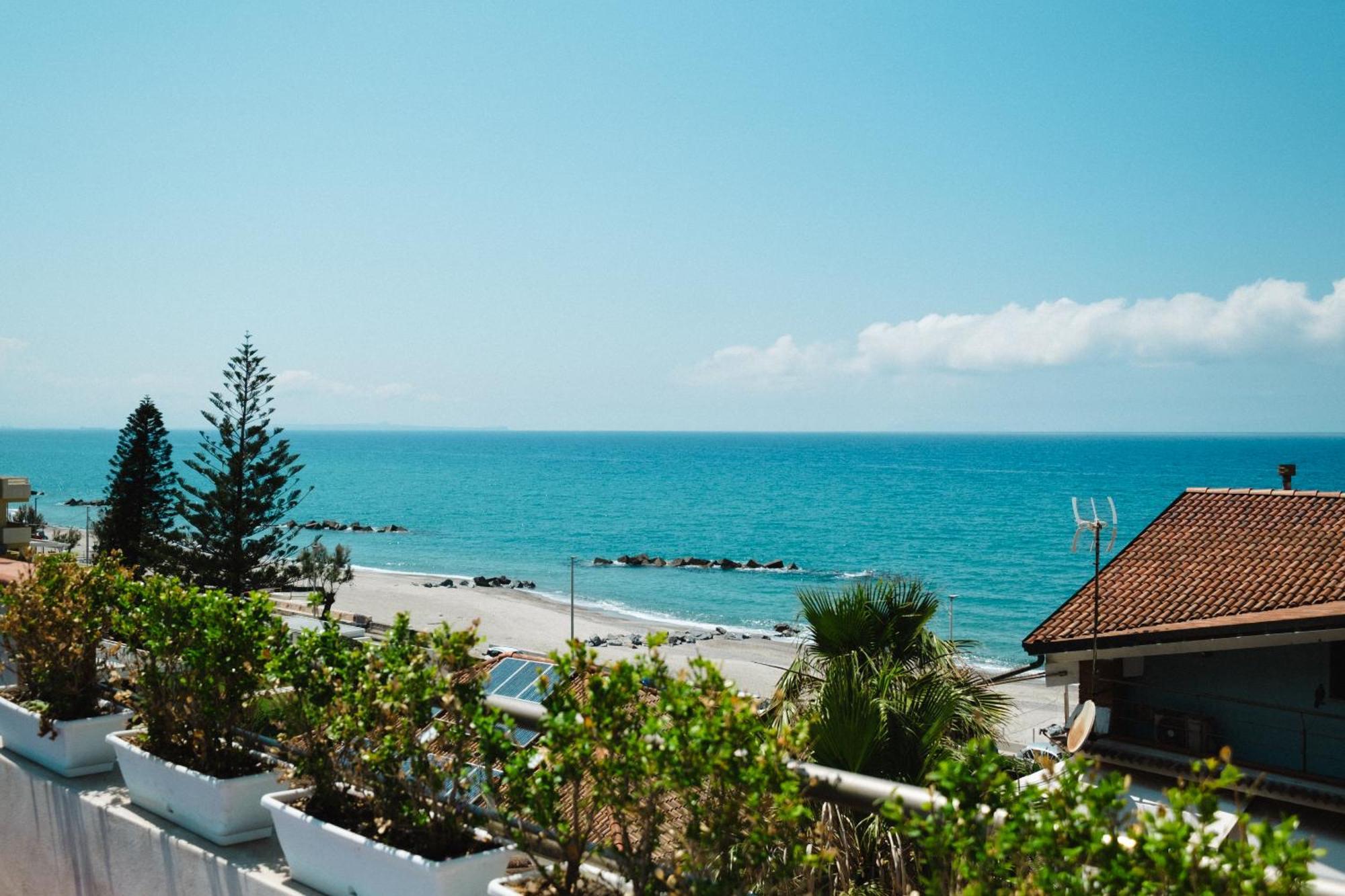 Oasi Azzurra Lejlighedshotel Messina Eksteriør billede